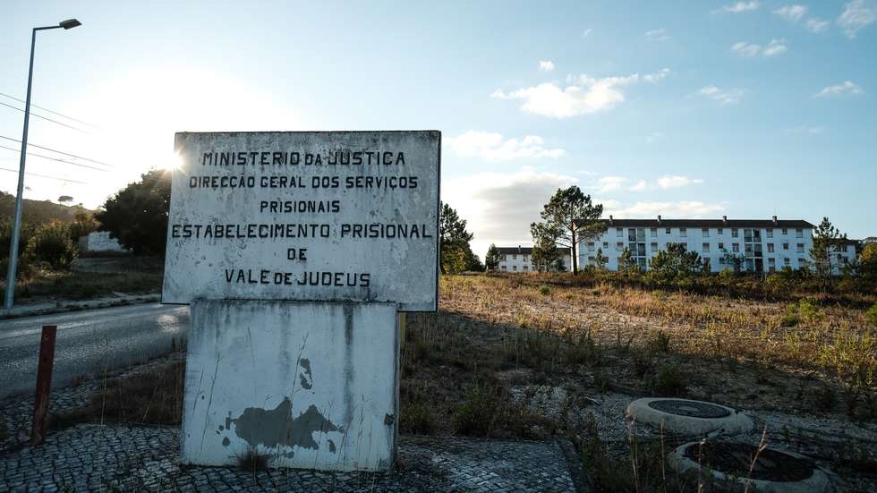 A cadeia de Vale de Judeus está sem diretor há cerca de quatro meses, o substituto está de baixa e não havia chefes em Vale de Judeus naquele dia