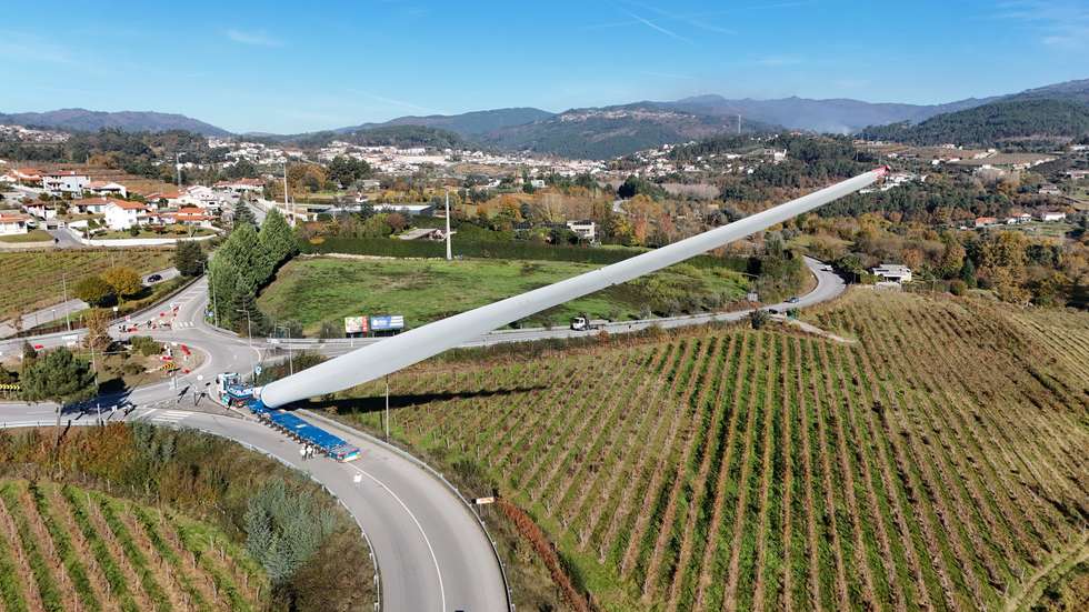 Torres de 114 metros e 110 pás de 85 metros vão ser transportadas por estrada do Porto de Aveiro até ao futuro parque eólico do Tâmega