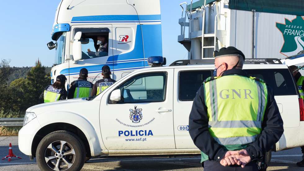 Polícias da GNR na fronteira entre Portugal e Espanha