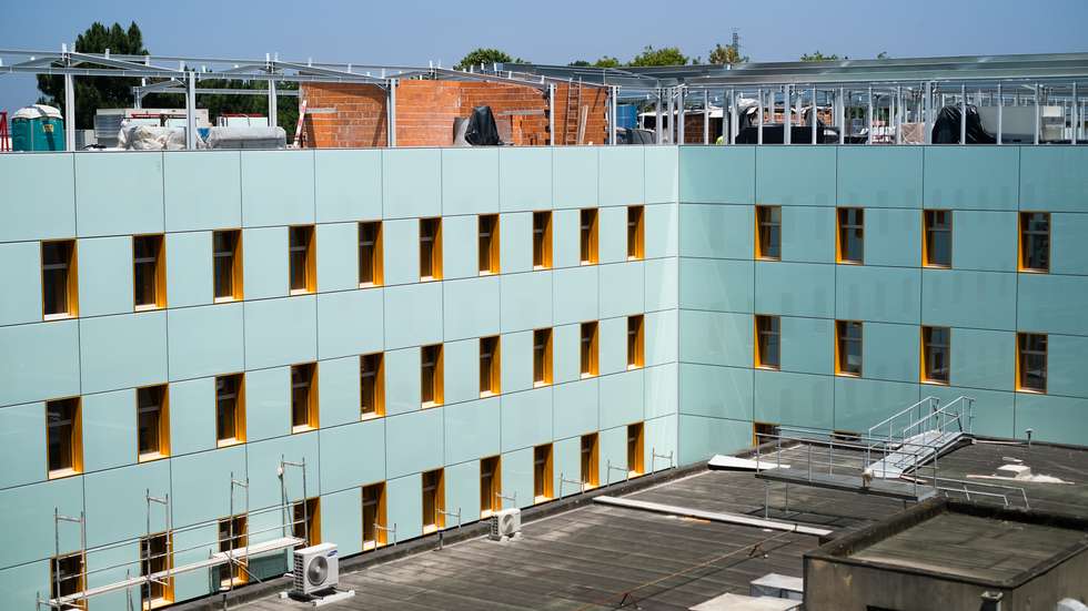 O julgamento iniciou-se em setembro de 2023, depois de as partes tentarem um primeiro acordo, a 2 de março, que não foi alcançado