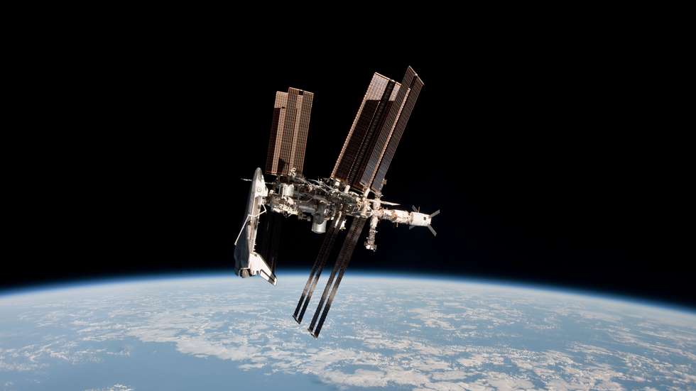 Endeavour "atracada" na estação espacial internacional