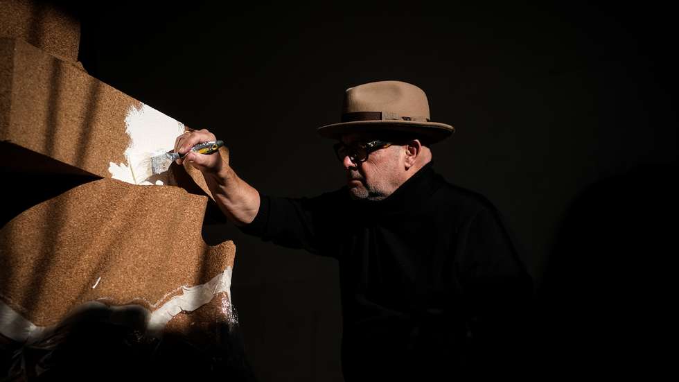 Porto, 12/01/2022 - O artista Pedro Cabrita Reis concebeu uma obra para exposição no Louvre durante a Saison Franco Portugaise. A obra é em cortiça e foi finalizada pelo artista (Rui Oliveira/Observador)