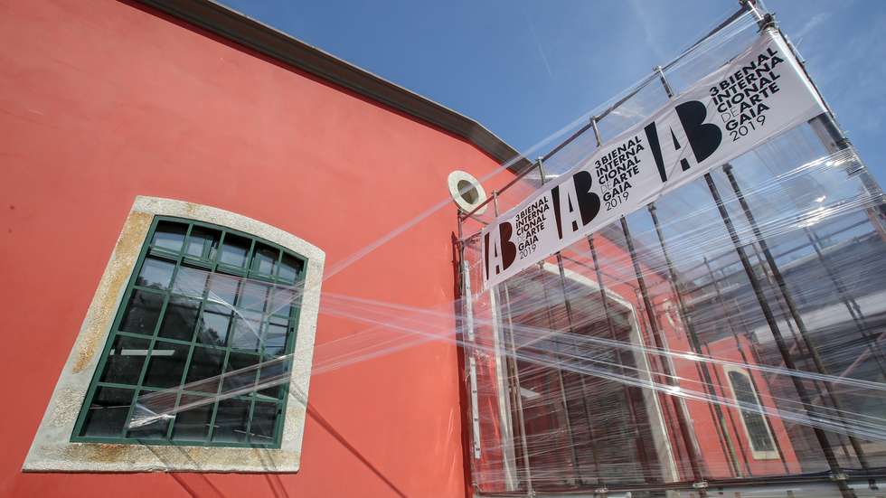 Onofre Varela refere que, "para não ferir suscetibilidades tão melindrosas com a obra em questão", e depois de conversar com os responsáveis da mostra, decidiu retirá-la da exposição da Bienal