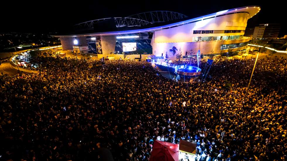 Suspeitos terão agredindo a vítima com socos, murros e pontapés e usando uma faca, durante os festejos do título do campeonato do FC Porto, em 2022