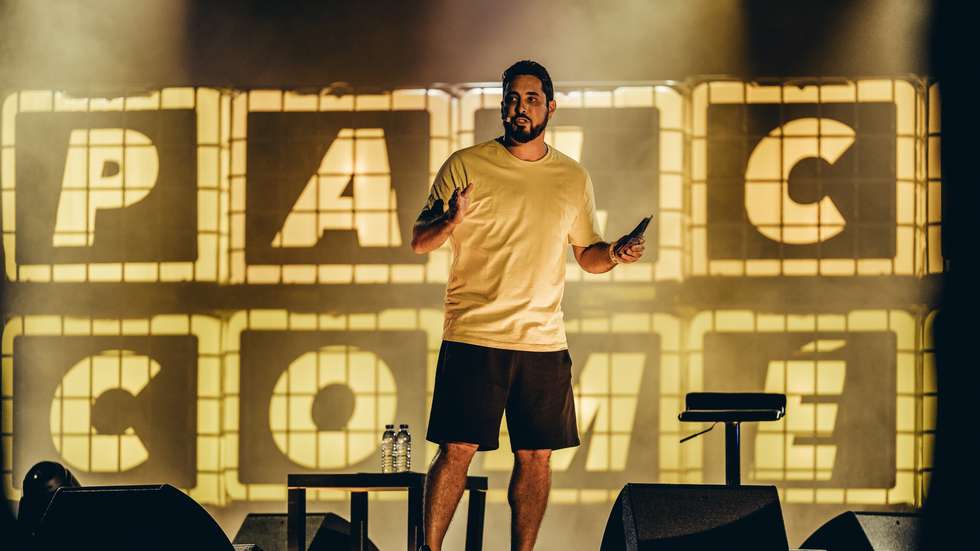 Diogo Batáguas vai apresentar "Optimista Céptico", o quarto espetáculo de stand-up  a solo da carreira