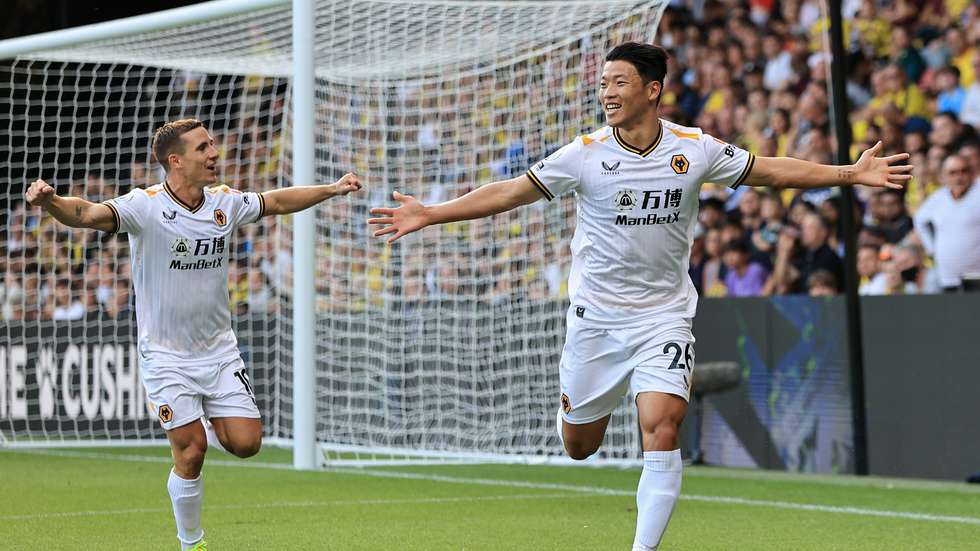 Sul-coreano Hwang Hee-chan, último reforço do Wolves, fez o 2-0 e festejou com Daniel Podence