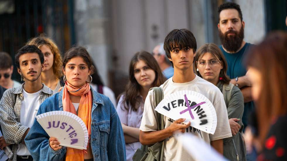 “Hoje não estamos apenas a pedir justiça, o que queremos é mudanças profundas. Queremos escolas seguras, professores que inspirem e não abusem", disse uma das responsáveis pela manifestação
