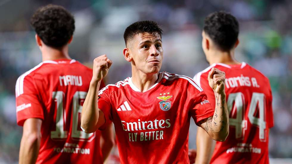 Claudio Echeverri pareceu estrear-se a marcar, mas o golo acabou por ser considerado autogolo