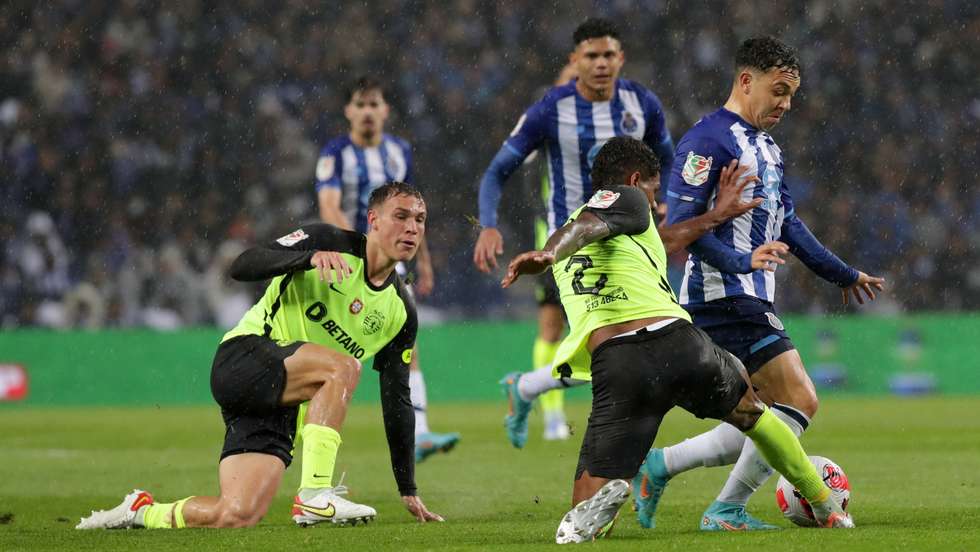 FC Porto e Sporting, que se defrontaram por quatro ocasiões em 2021/22 (duas vitórias dos dragões e dois empates), jogam logo à terceira ronda na Invicta