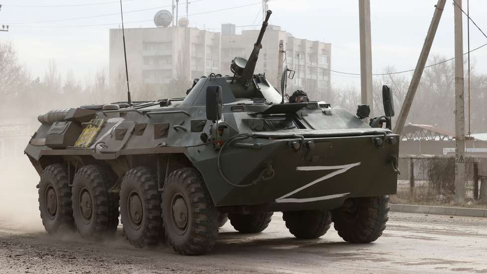 Um tanque russo a deslocar-se no norte da Crimeia