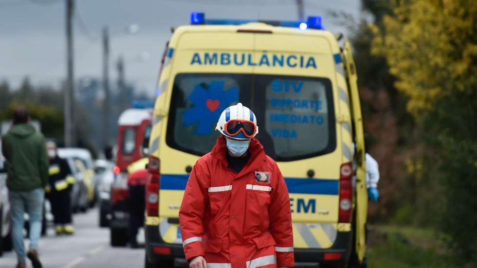 Bombeiros no local onde ocorreu um incêndio esta tarde numa casa em Vale de Madeiros, no concelho de Nelas, seguido de explosões, e que provocou vários feridos, Viseu, 16 de fevereiro de 2022. NUNO ANDRÉ FERREIRA/LUSA