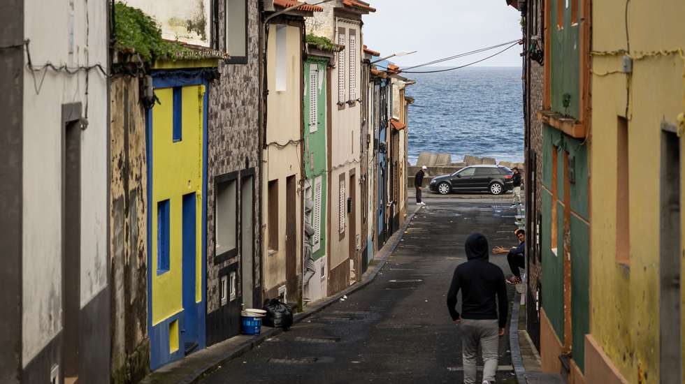 As queixas sobre o "estado de degradação"  vêm de moradores das Quintas do Mar, em Rabo de Peixe, concelho da Ribeira Grande