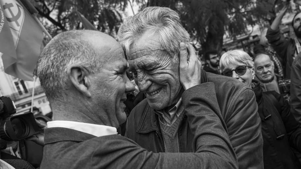 O secretário-geral do PCP, Paulo Raimundo (E), é cumprimentado por Jerónimo de Sousa (D) durante uma ação de campanha da CDU em Lisboa para as eleições de 10 de março, 3 de março de 2024.