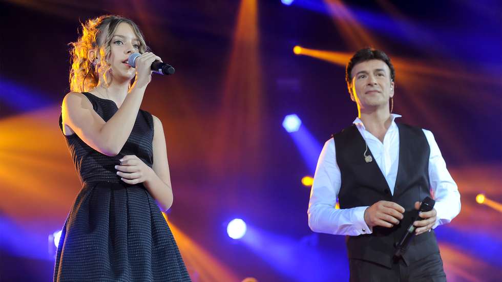 Sara Carreira com o pai, Tony Carreira num concerto em 2014, ainda antes de ter alcançado sucesso a solo