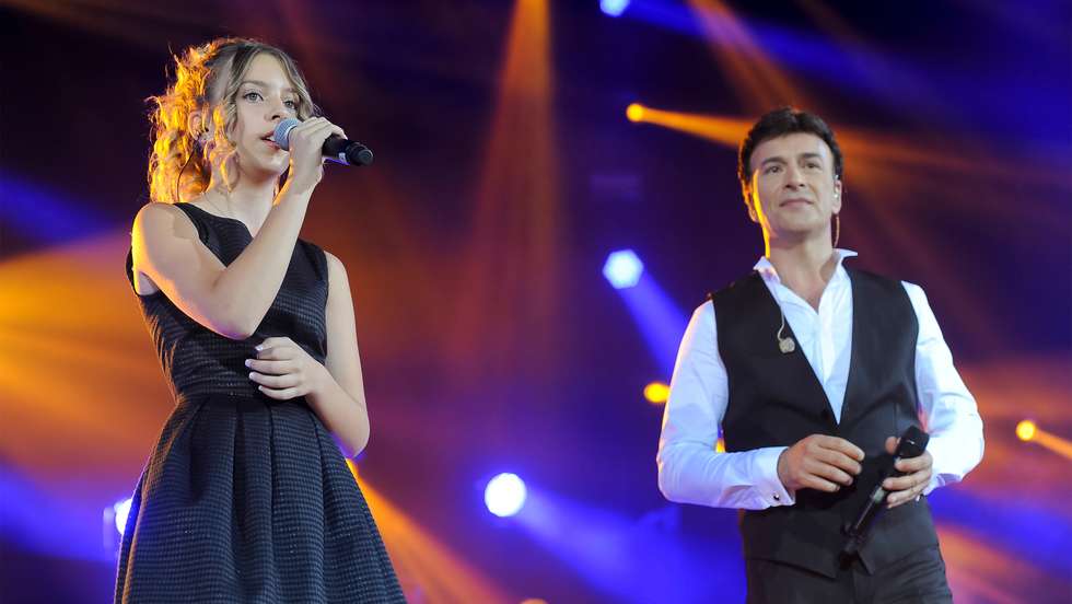 Sara Carreira em atuação com o pai, Tony Carreira, em atuação no Pavilhão Atlântico, em 2014