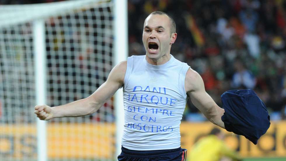 Andrés Iniesta marcou o único golo da Espanha frente aos Países Baixos a quatro minutos do fim do prolongamento e dedicou-o a Dani Jarque, antigo capitão do Espanyol que morrera um ano antes