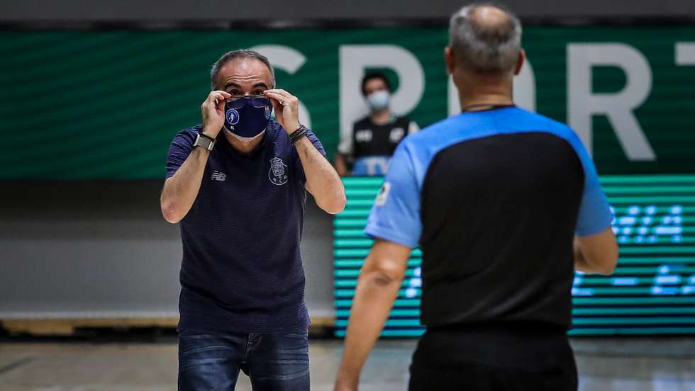 Moncho López, treinador que cumpriu recentemente o 500.º jogo no comando do FC Porto, foi um dos grandes críticos no final da última Liga