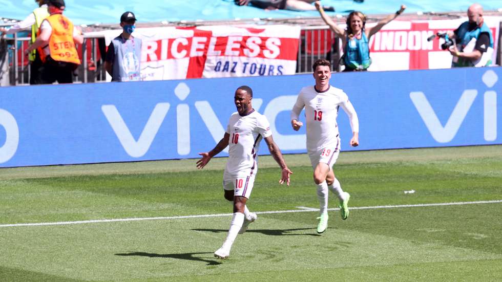 Sterling celebra o golo com Mount num Estádio de Wembley que voltou a ficar mais próximo da "normalidade" possível