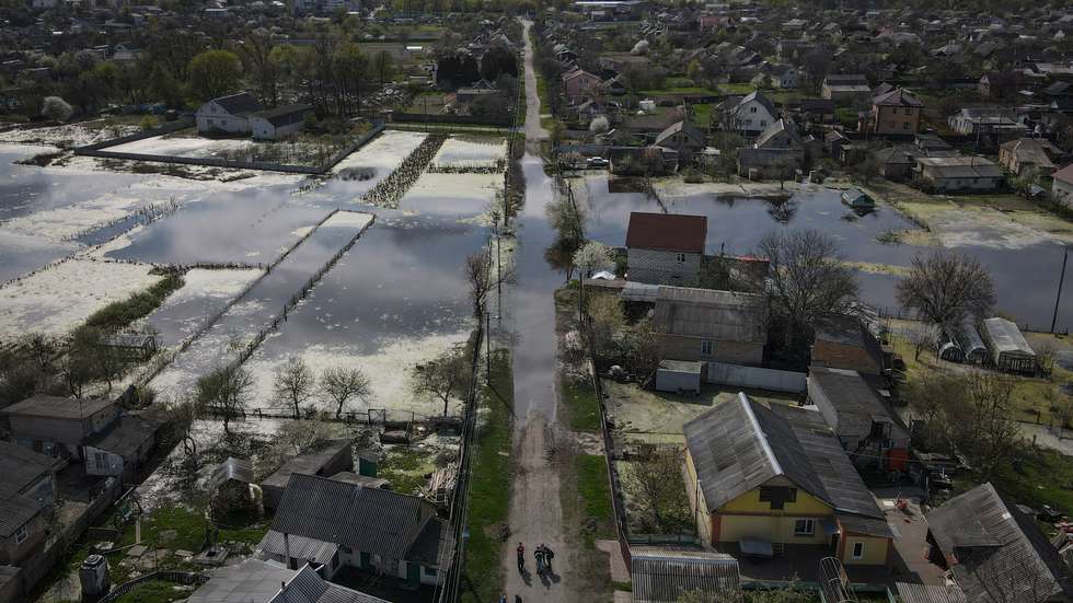A Ucrânia e a Rússia acusam-se mutuamente da destruição da barragem