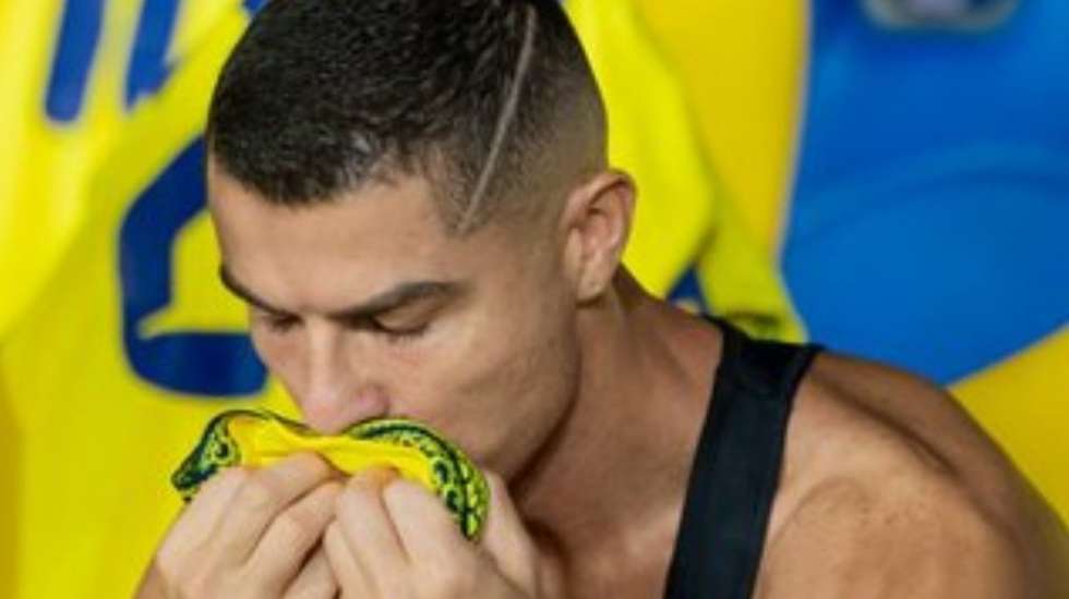 Ronaldo beijou o símbolo saudita num dia em que Riade foi alvo de um ataque dos houtis (o que atrasou início do jogo em mais de uma hora)