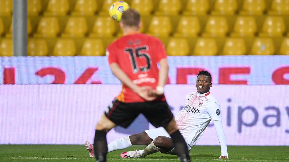 Rafael Leão foi mais rápido após um passe demasiado longo de Rebic, ficou com a bola e fez um grande chapéu por cima de Montipo e Glik