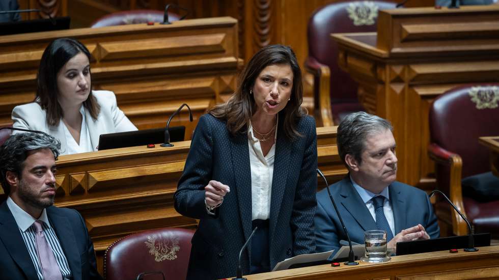 E conclui que "as pessoas merecem melhor do que isto. Nem o PS foi tão longe" 