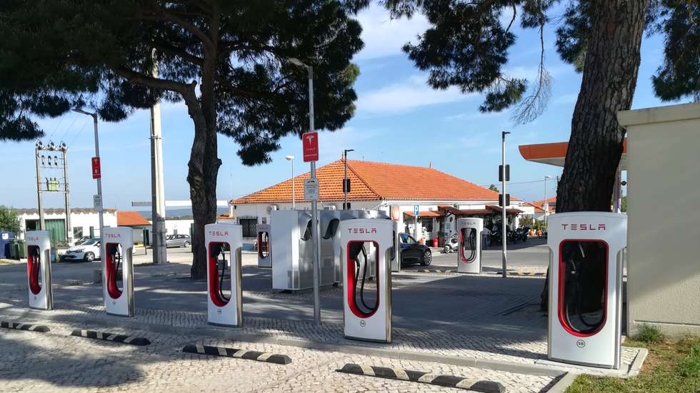 A rede mundial da Tesla ultrapassou os 38.500 Superchargers e, na Europa, os 10.000. Em Portugal, há 86 pontos de carga da marca, divididos por oito estações, apesar de existirem 10 construídas