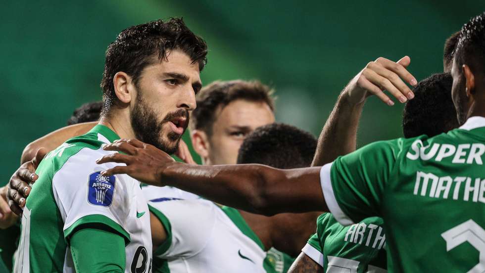 Paulinho carimbou um hat-trick na primeira meia-hora da partida