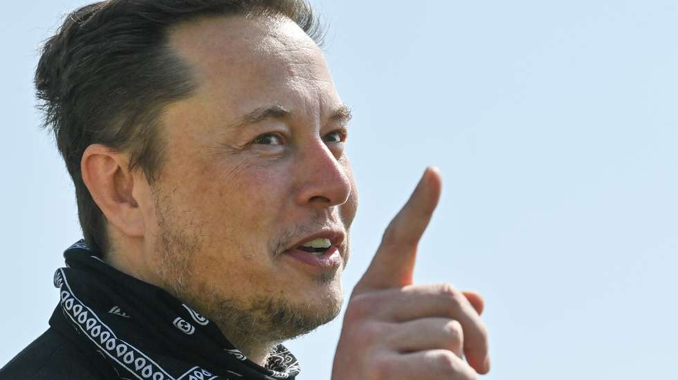 Elon Musk visita fábrica da Tesla na Alemanha