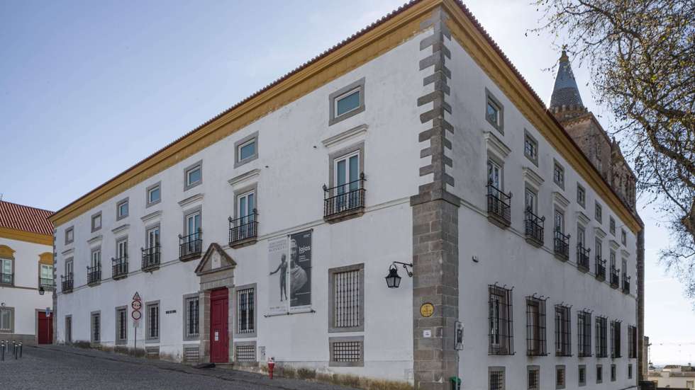 A retrospetiva "Emília Nadal: espaço, tempo e transcendência — Uma retrospetiva" ficará no Museu Nacional Frei Manuel do Cenáculo, em Évora, até 11 de janeiro de 2026