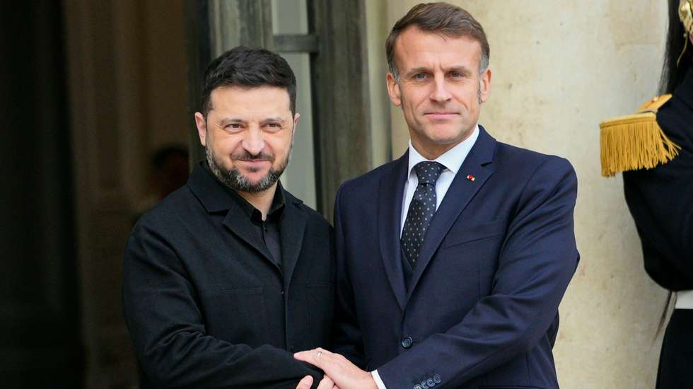 Volodymyr Zelensky e Emmanuel Macron, antes da reunião no Palácio do Eliseu, em Paris