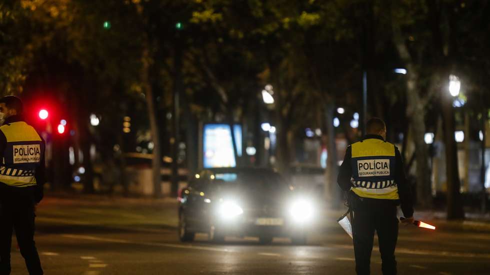A moldura penal para quem agride elementos das forças de segurança e outros agentes de serviço público vai passar de um a cinco anos nos casos de agressão, mas para quem exercer "violência, incluindo ameaça grave ou ofensa à integridade física"poderá ser punido com pena de prisão de um a oito anos