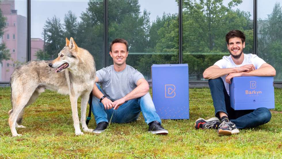 André Jordão e o seu cão Lupi (à esquerda), e Ricardo Macedo (à direita), os fundadores da Barkyn