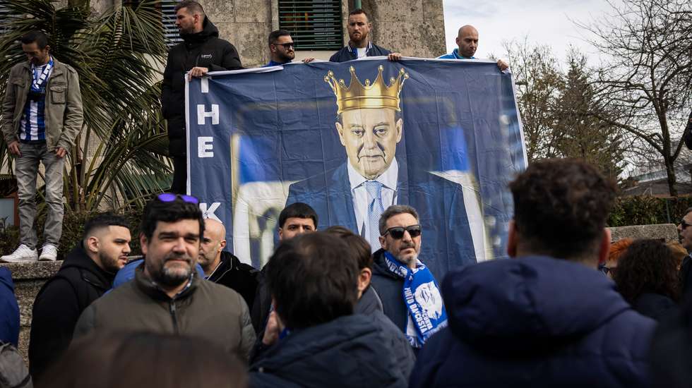 Ausência de posição de Benfica e Sporting, ao contrário do que aconteceu com todos os outros clubes da Liga, não passou ao lado no dia do funeral de Pinto da Costa