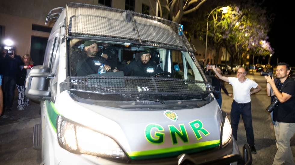 As diligências realizadas permitiram recolher elementos que indiciam a prática de quatro crimes de abuso sexual de crianças