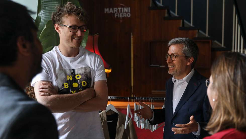 O presidente da Câmara Municipal de Lisboa, Carlos Moedas (D) acompanhado pelo fundador e CEO na Web Summit, Paddy Cosgrave (E) no evento Above and Beyond Hangout - Business Abroad "Contagem Decrescente para Collision Lisboa", organizado pela Web Summit em parceria com a Startup Portugal e inclui diferentes painéis e apresentações por startups. Lisboa, 25 de maio de 2022. MIGUEL A. LOPES/LUSA
