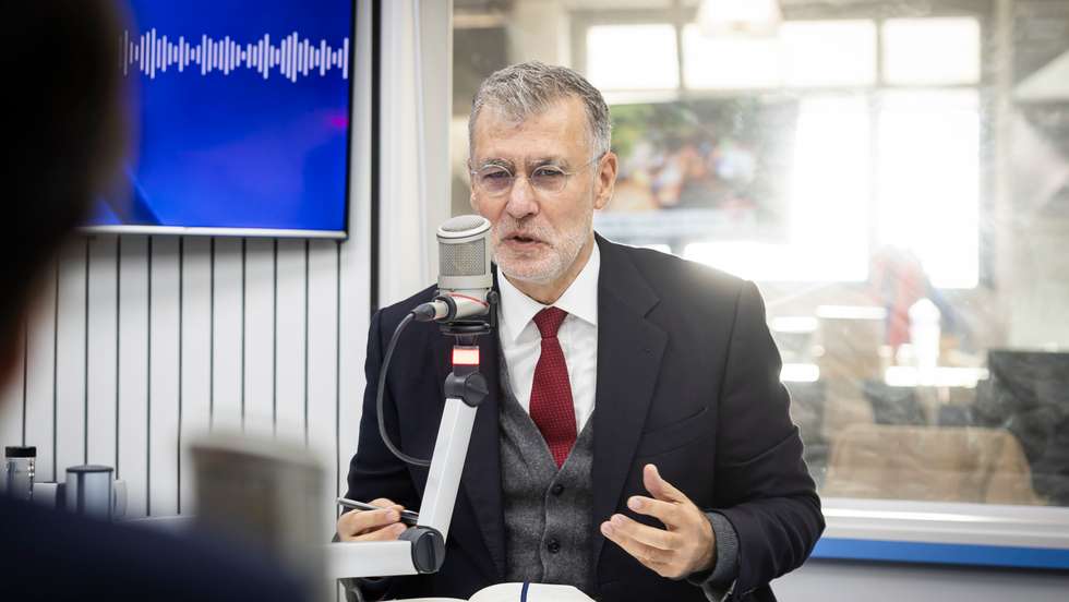 Essas questões devem ser completamente esclarecidas a bem da transparência. O próprio doutor Luís Marques Mendes fala muito em ética e em transparência e tem tocado nesse ponto. Espero que não seja só retórica nem demagogia, portanto que agora aplique toda essa vontade de ética e de transparência a si próprio", desafiou Gouveia e Melo