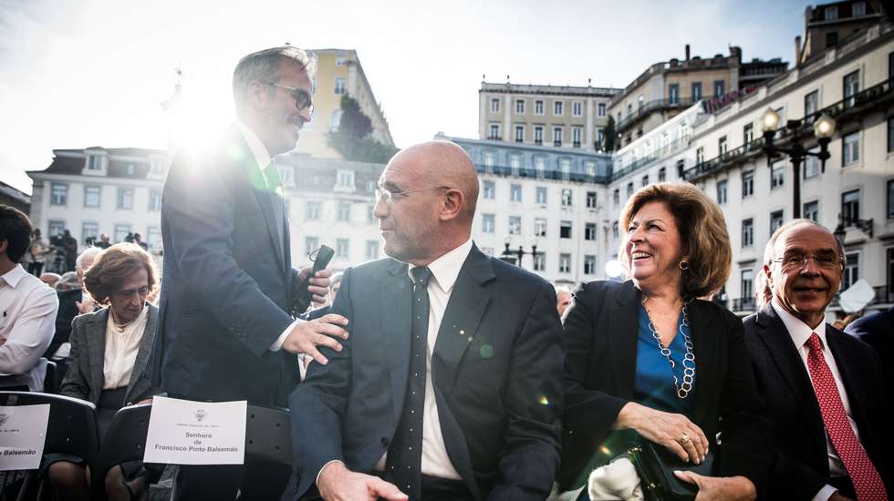 Tomada de posse do novo executivo da câmara municipal de Lisboa, liderado por Carlos Moedas, uma coligação entre os PSD e CDS. Na cerimónia estão presentes o presidente cessante Fernando Medina e Carlos Moedas, o novo presidente da câmara municipal de Lisboa. Cumprimento entre Paulo Rangel e Pedro Passos Coelho. Lisboa, 18 de outubro de 2021. JOÃO PORFÍRIO/OBSERVADOR