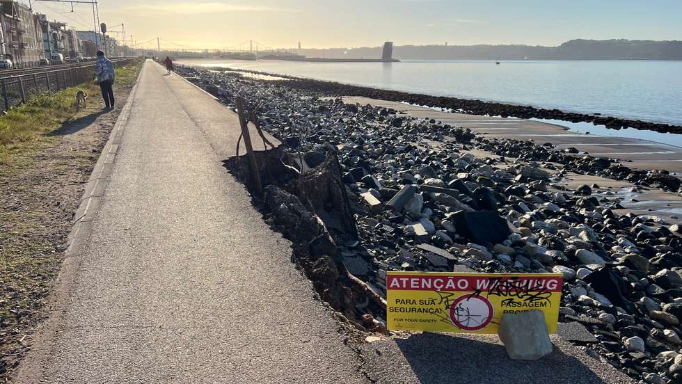 Via abateu parcialmente nas intempéries de dezembro. Câmara diz que se vai substituir ao Porto de Lisboa na reparação, mais de seis meses depois.