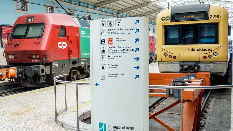 Portugal, Lisbon, Santa Apolonia, Comboios de Portugal, Railway Trains in station