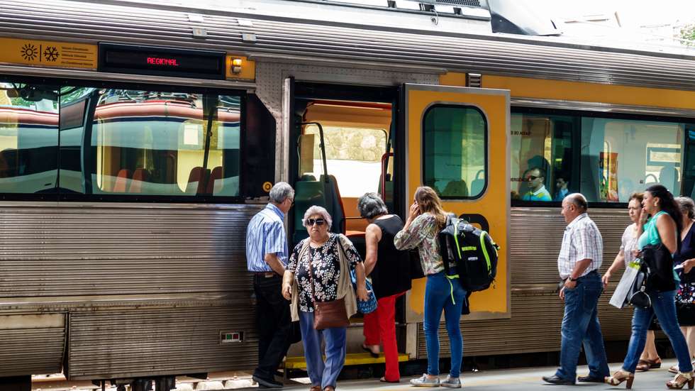 Portugal, Coimbra, Comboios de Portugal, Passengers boarding train