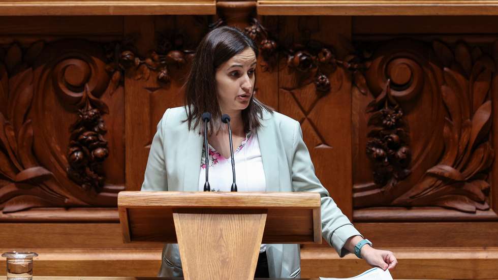 A IL sublinha que o Governo n\ao tem uma estratégia consistente para o "sistema de saúde como um todo".