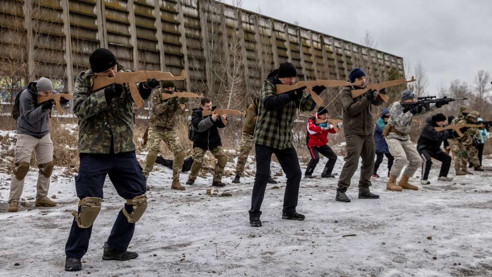 Civis ucranianos realizam treinos militares voluntários nos arredores de Kiev, na preparação de um corpo paramilitar que irá apoiar o exército ucraniano em caso de invasão por parte da Rússia