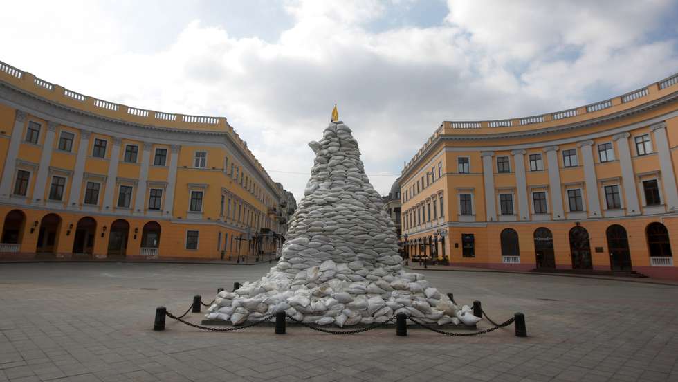 A estátua do duque de Richelieu foi a primeira a ser construída em Odessa e está coberta por sacos de areia