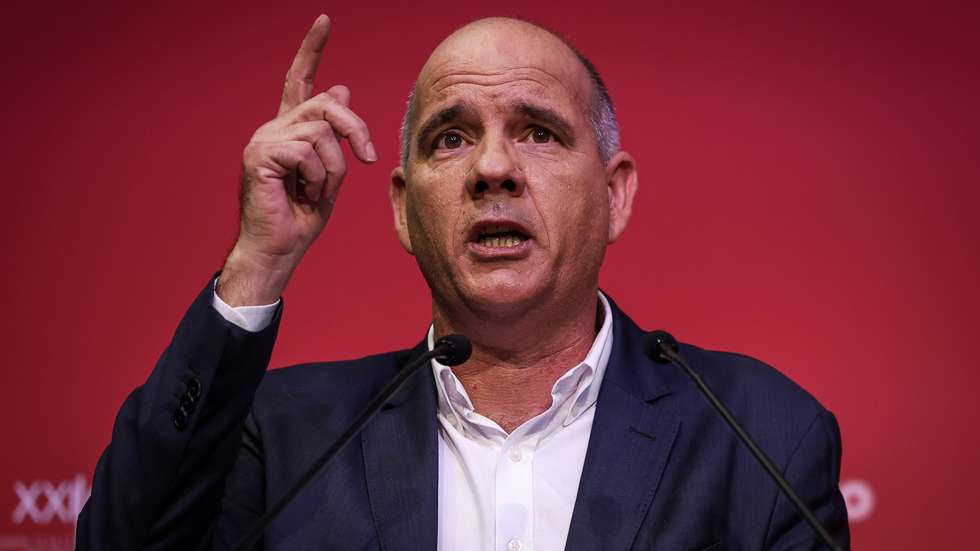 "É como um verdadeiro encarregado de negócios precisa de encontrar todos os argumentos para vender o seu serviço", acusou Paulo Raimundo