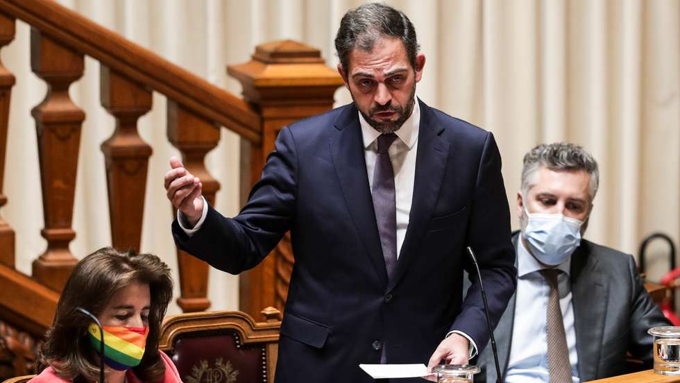 O ministro do Ambiente e da Ação Climática, Duarte Cordeiro, responde a questões dos partidos durante a sessão plenária para apresentação do programa do XXIII Governo Constitucional na Assembleia da República em Lisboa, 08 de abril de 2022. TIAGO PETINGA
