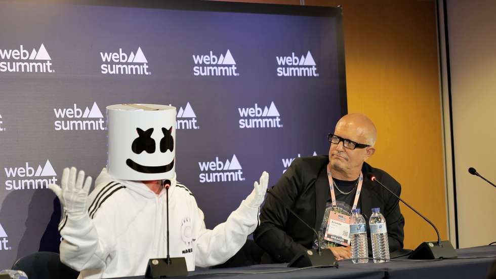Ativistas Yes Men, falso "Marshmello" e "executivo" da Adidas