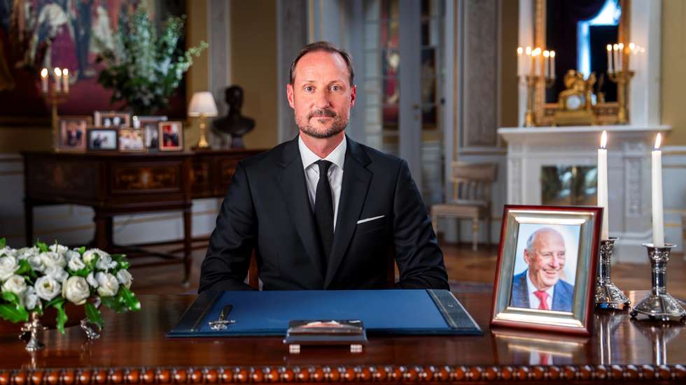 Sentado na sua secretária na Sala dos Espelhos, dentro do Palácio Real, e diante de um piano coberto de retratos de família, Haakon afirma: "Agora é a minha vez"