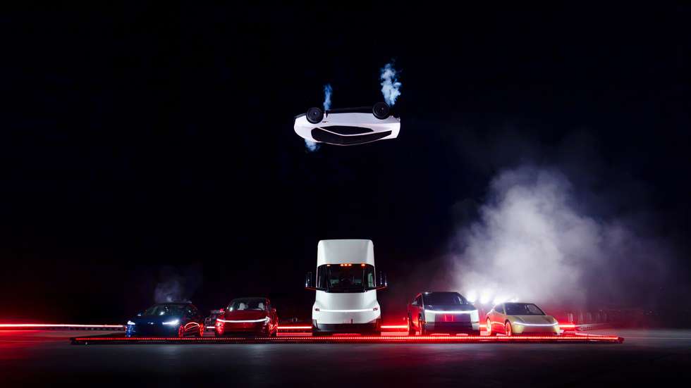 O novo carro "tem controlo de altitude, propulsores e propulsores principais na parte traseira. Basicamente, consegue voar como um foguetão, fazer acrobacias, uma ginástica surreal."