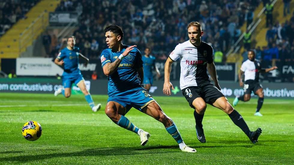 Evanilson bisou frente ao Farense na jornada 19 do campeonato